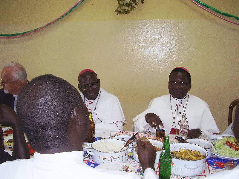 0205 priesterwijding aan tafel.JPG